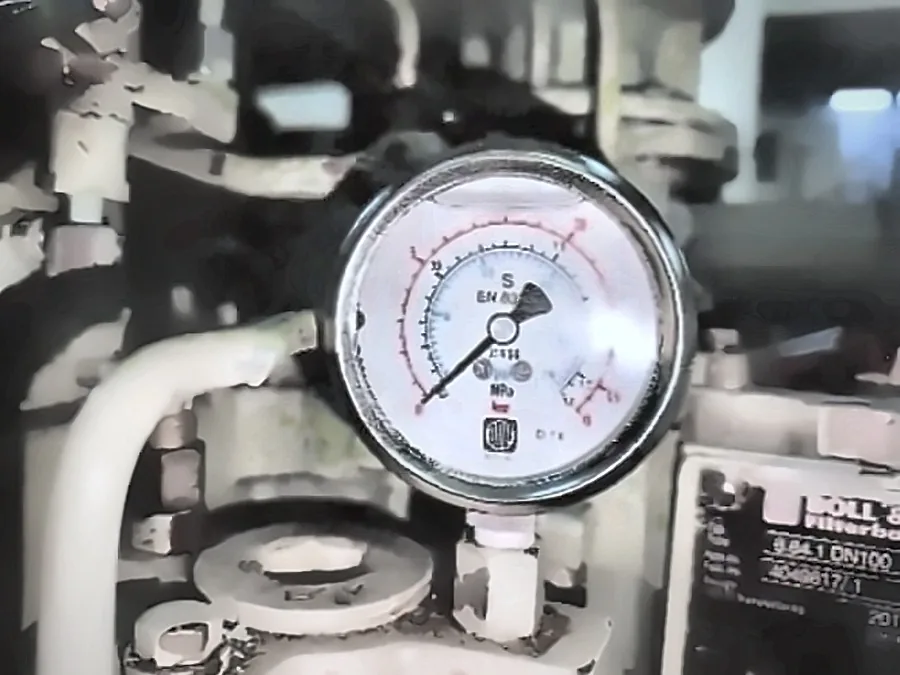Pressure gauge on a Bollfilter automatic filter