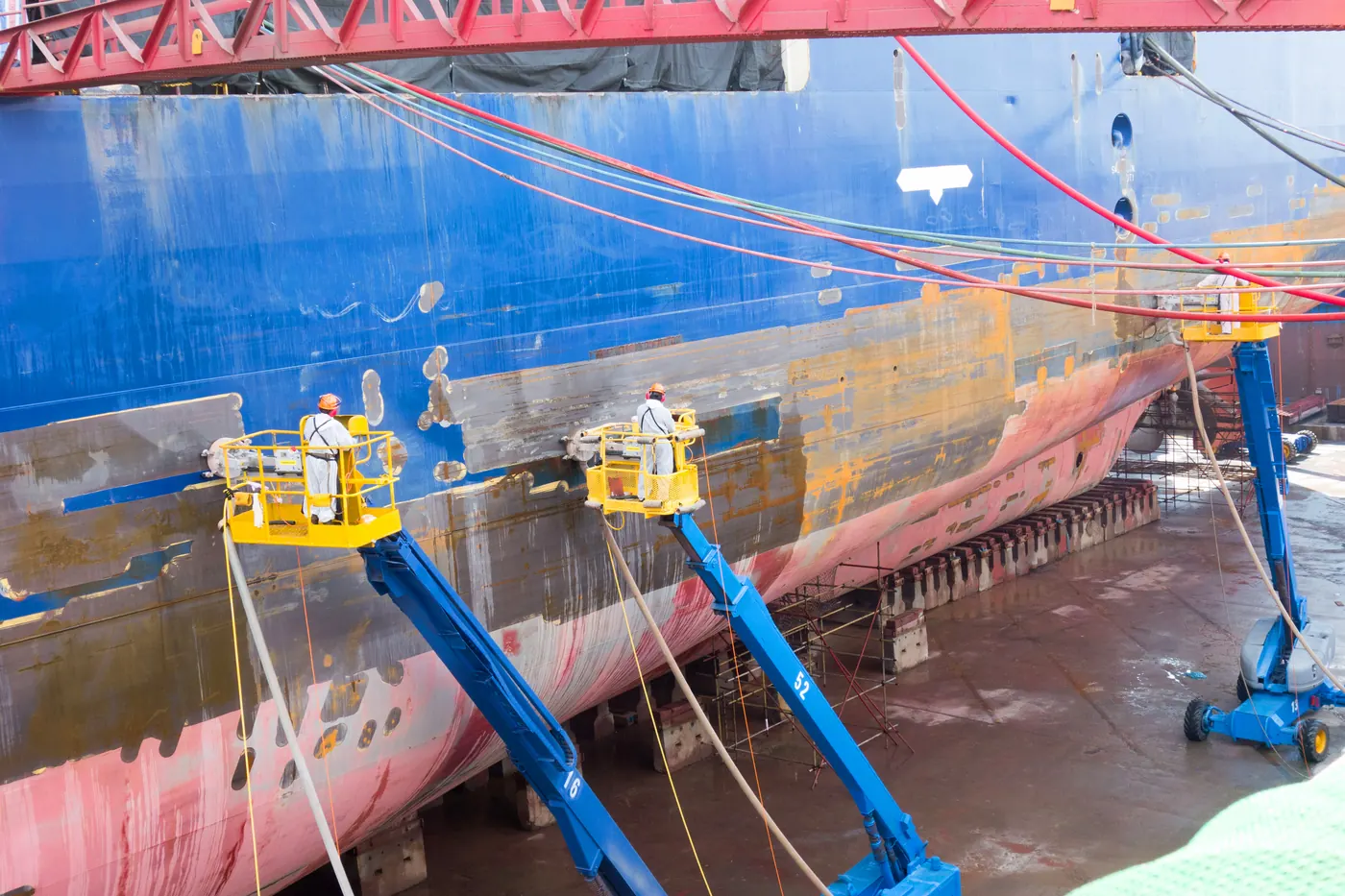 Hammelmann water jetting removing coatings from a ship hull in dry dock